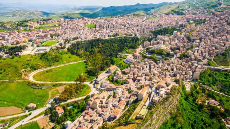 Oportunidad en Ciudad italiana Cammarata – Ofrece una casa libre si se muda allí