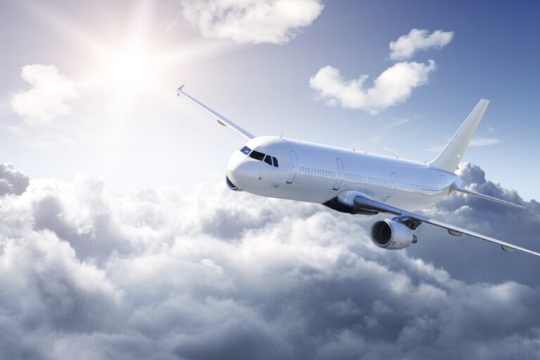 ¿A qué altura vuela un avión? Razones e importancia de la altitud
