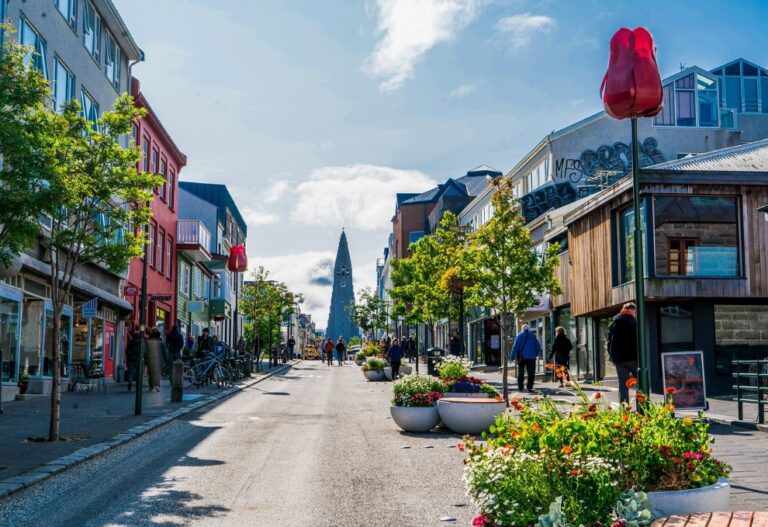 Islandia ofrece visados de larga duración más allá de Europa mientras se reabre al turismo
