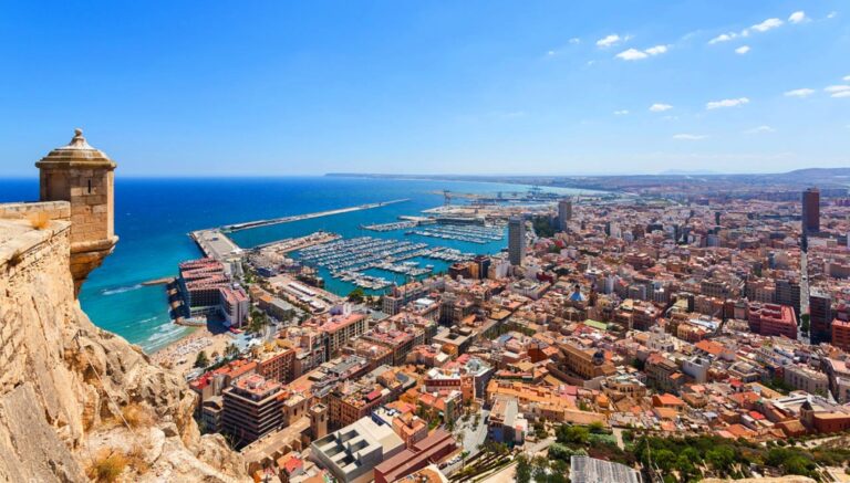 Viajar a Alicante, donde reina el sol en España